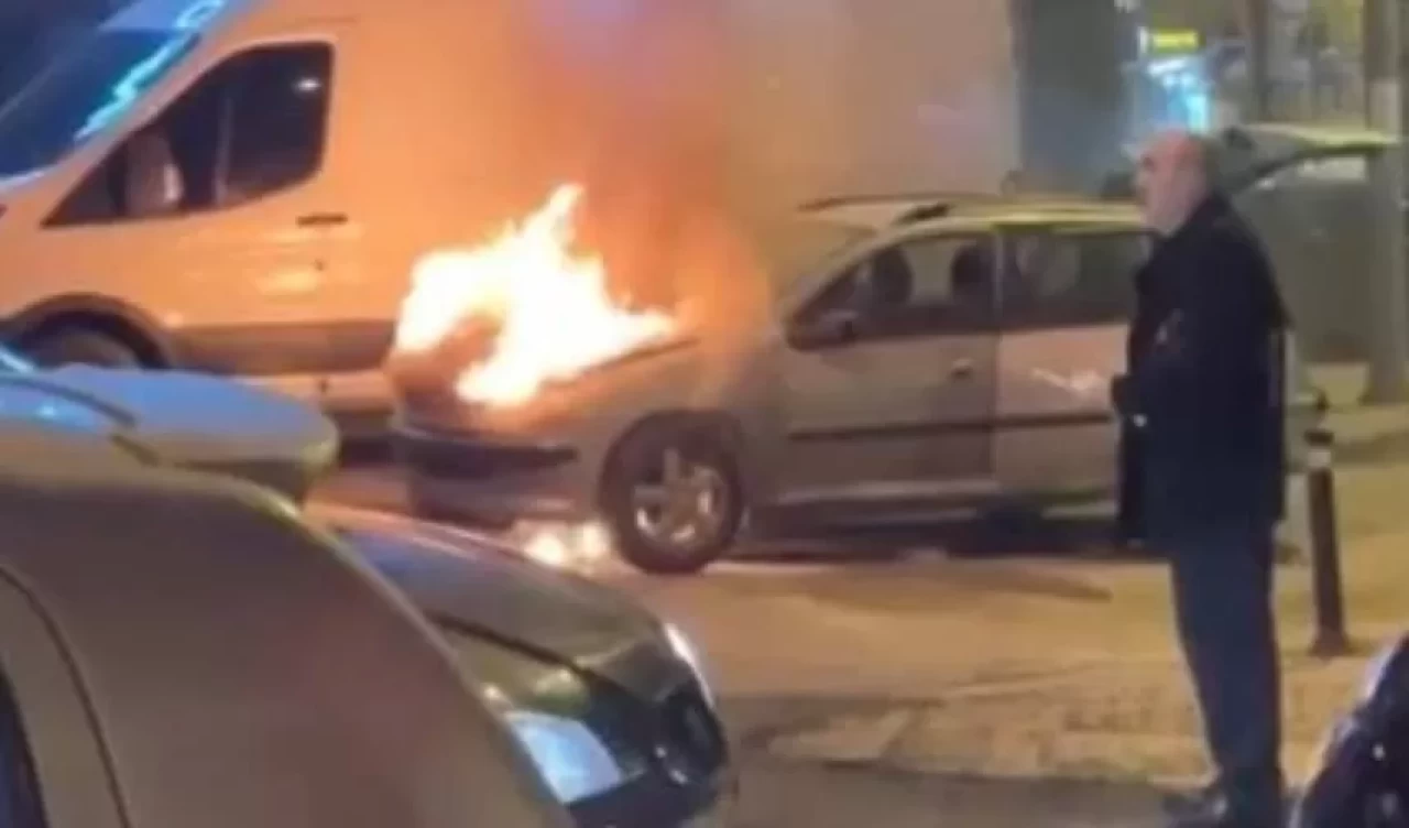 Bayrampaşa’da alev alev yanan araca vatandaşlar müdahale etti