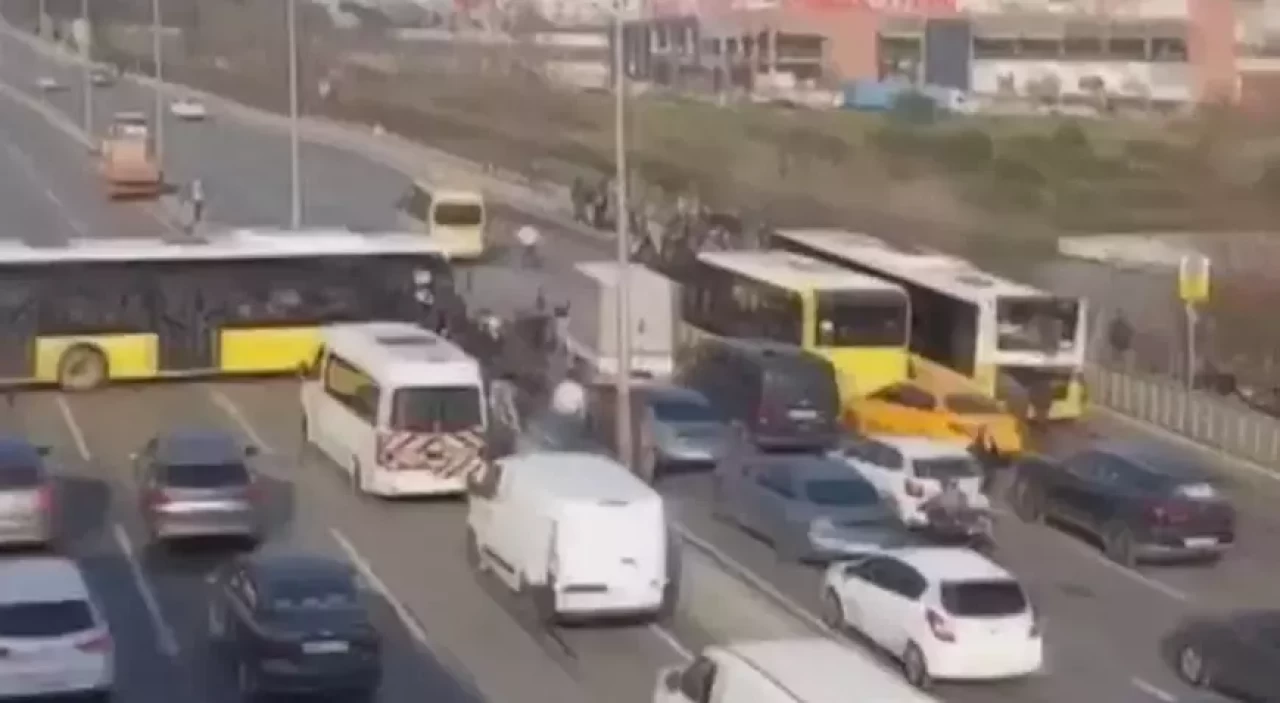 İETT otobüsü kaza yaptı! E5 tamamen kapandı