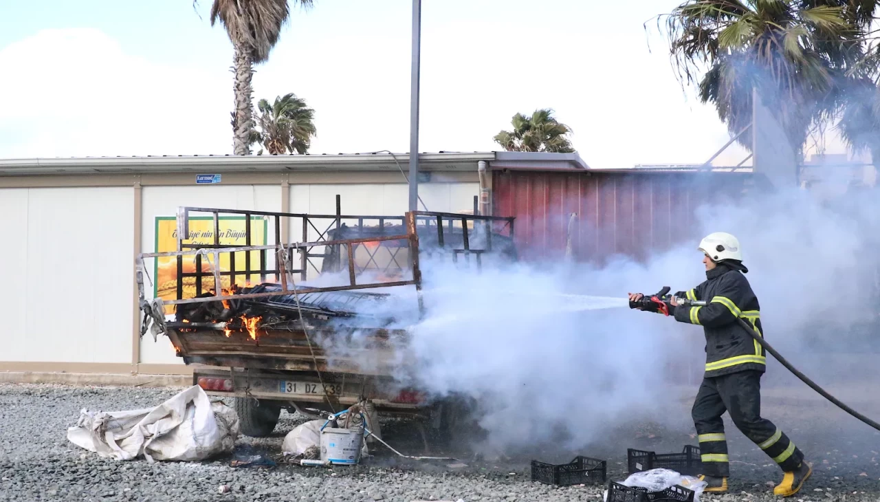 Hatay’da park halindeki kamyonet alev aldı
