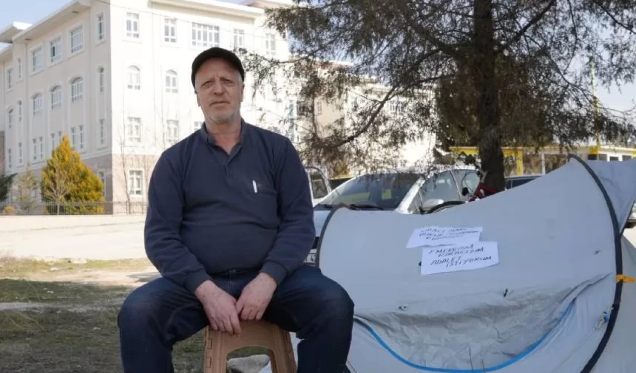 Burdur’da bir kiracı, yüksek kira artışı sonrası adliye önünde çadır kurdu