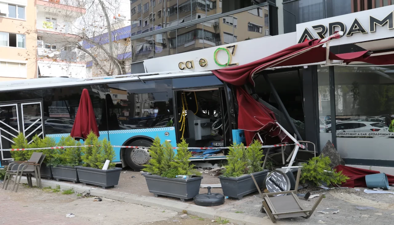 Antalya’da korkutan kaza: Kontrolden çıkan otobüs, bir kafeye girdi