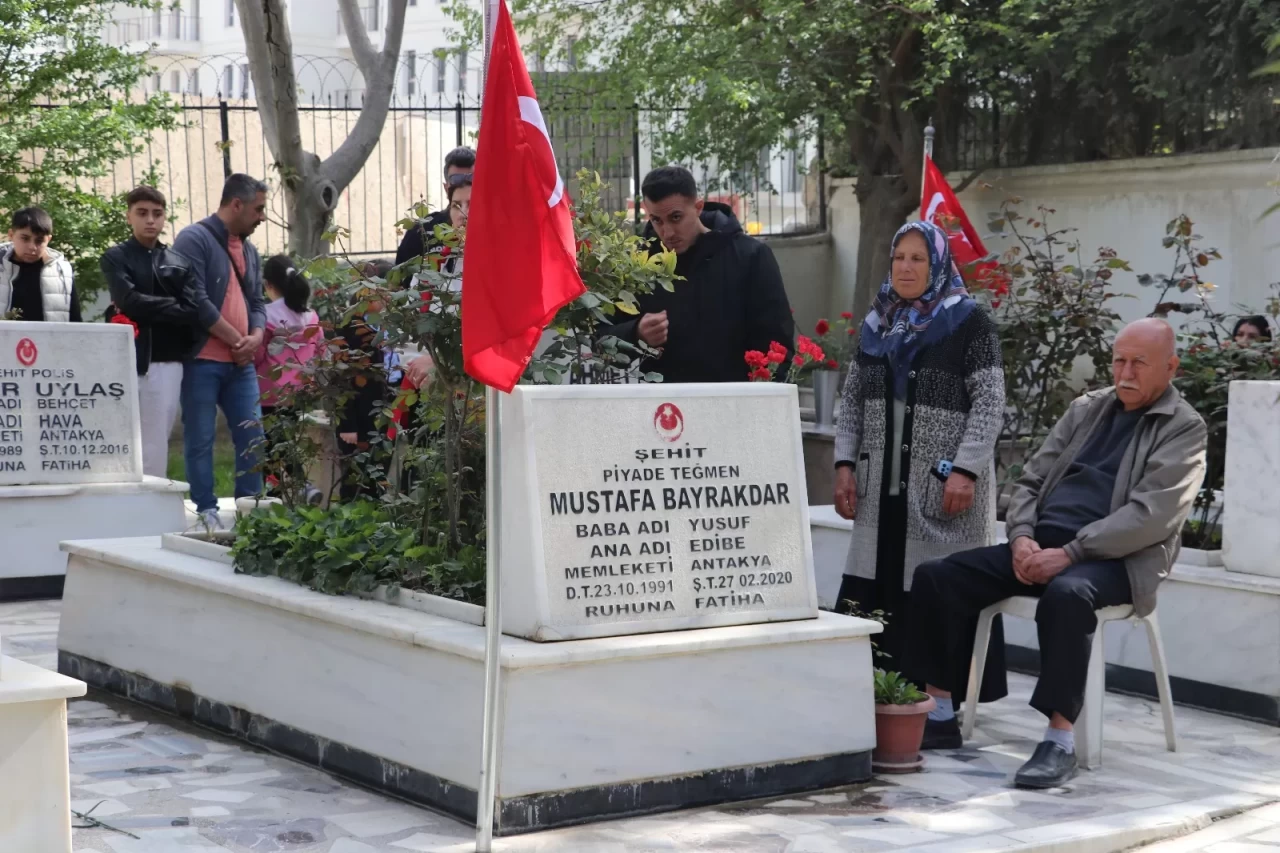 Hatay, Adana ve Osmaniye'de deprem şehitlerine bayram ziyareti
