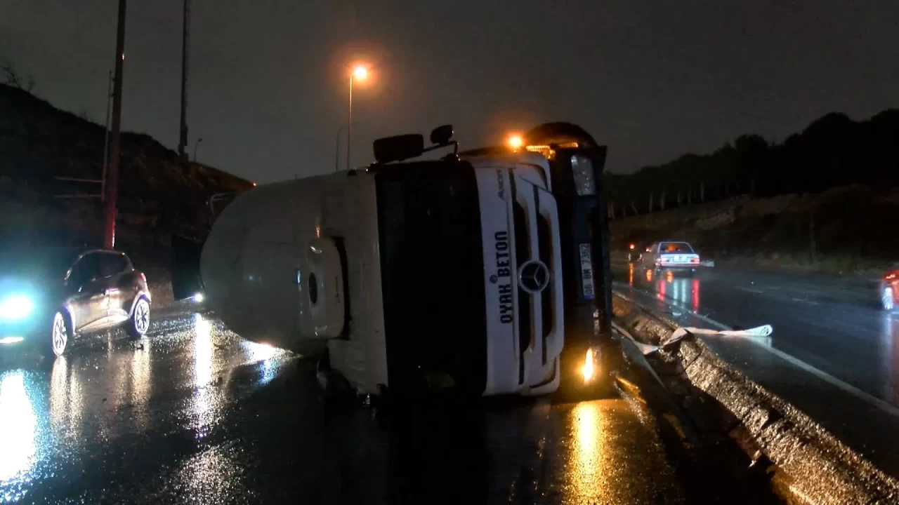 Başakşehir’de devrilen beton mikserine otomobil çarptı