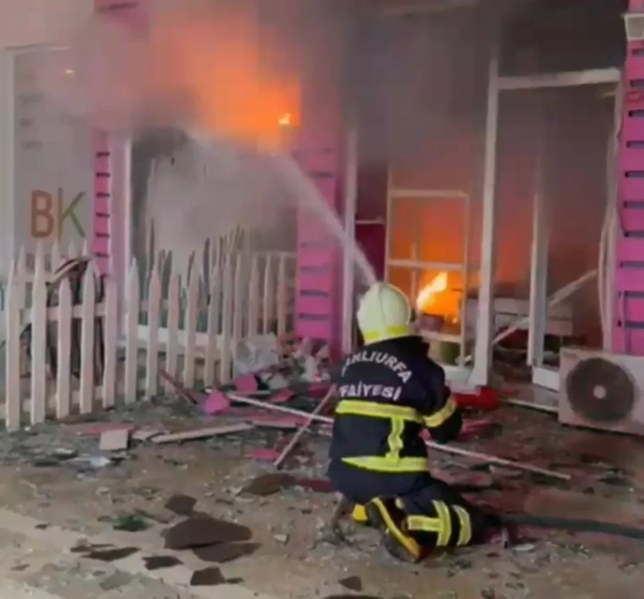 Şanlıurfa'da çiçekçi yangını: İtfaiye ekipleri bir saatlik mücadeleyle alevleri söndürdü