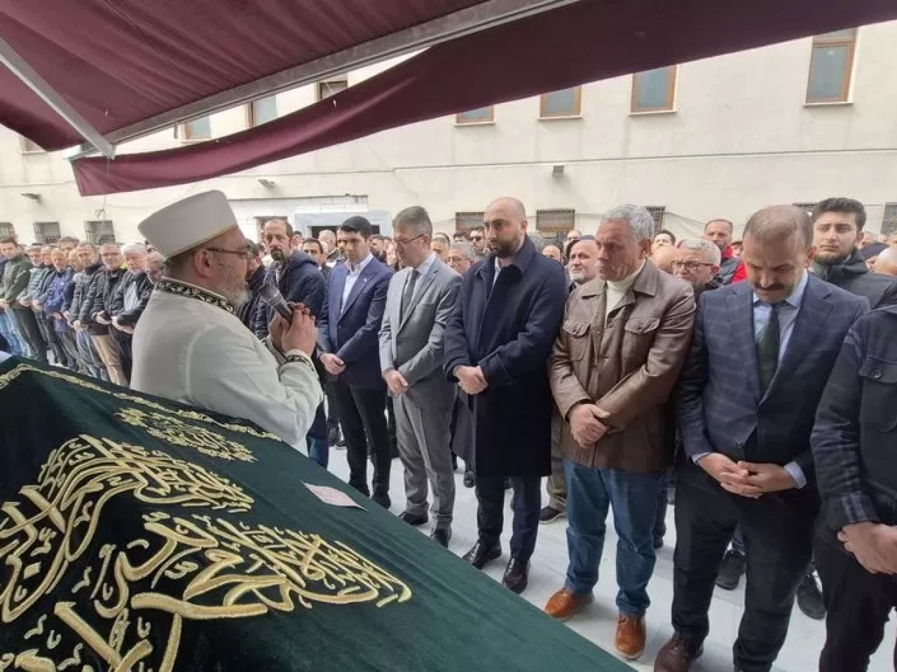 Avcılar'daki kadın cinayeti: Damla Bakiler ve annesi defnedildi