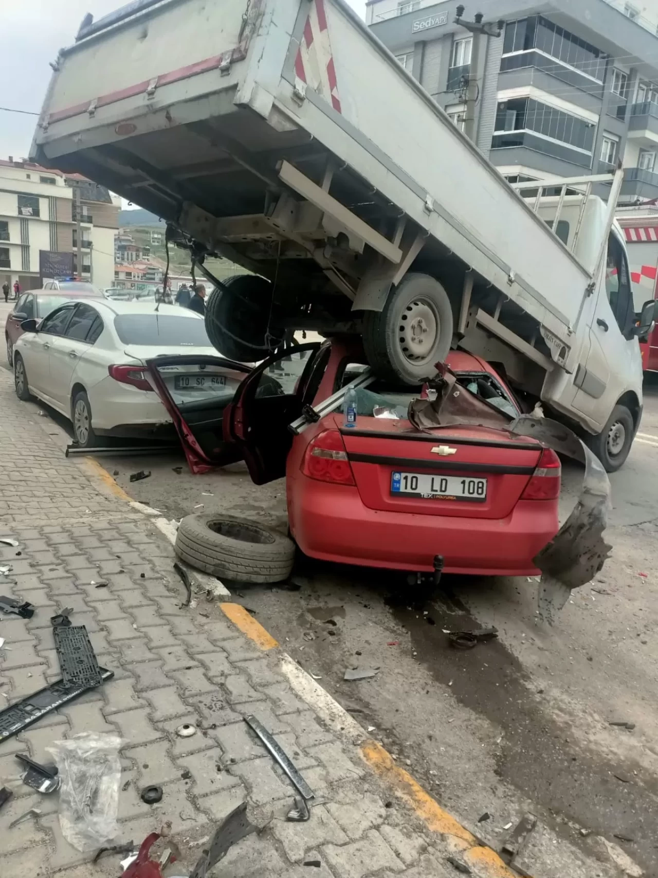 Balıkesir'de korkutan kaza: Park halindeki kamyonete çarpan otomobilde 3 yaralı
