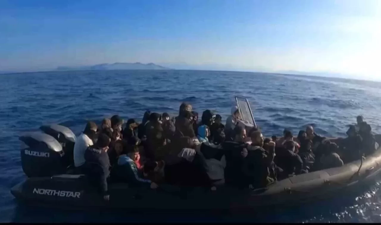 Muğla Fethiye'de lastik botta bulunan 29'u çocuk 64 düzensiz göçmen yakalandı