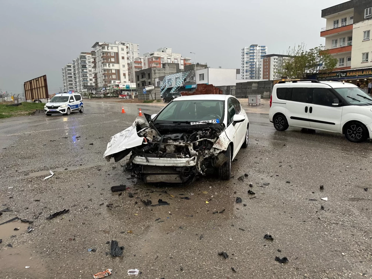 Adıyaman'da trafik kazası: 2 araç çarpıştı, 3 yaralı