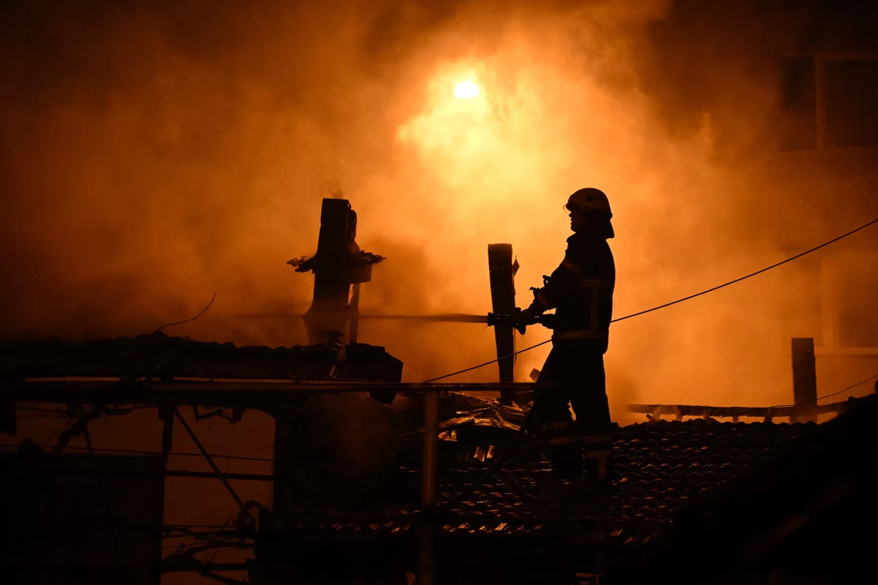 Edirne'de çıkan yangın, 2 müstakil evi harabeye çevirdi