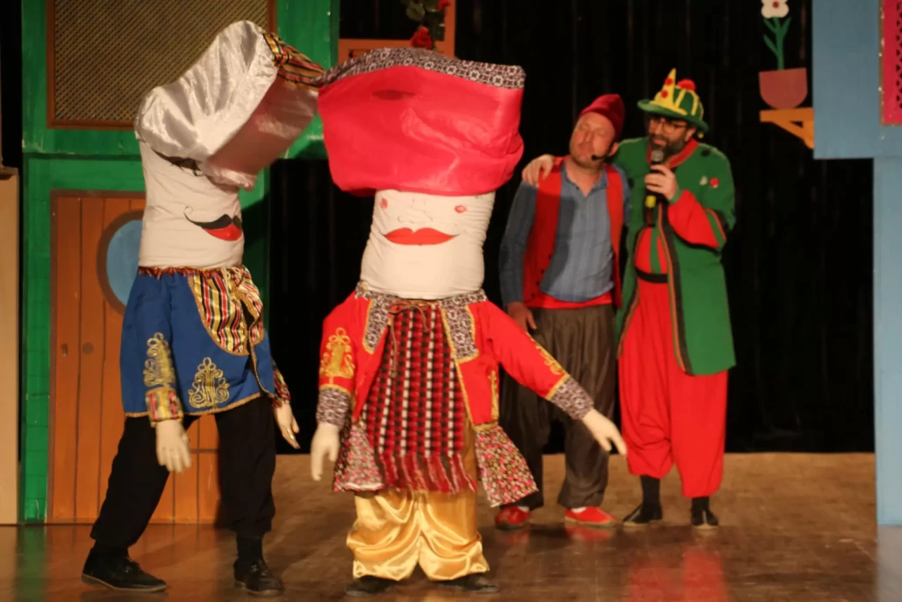 Çocuklara Ramazan neşesi: Kavuklu ve Pişekar sahnede