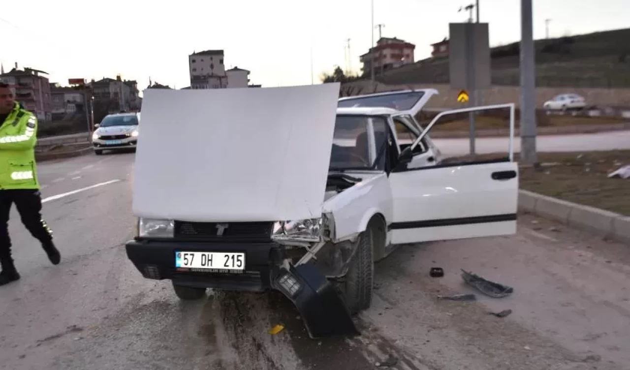 Sinop'ta iki otomobilin çarpıştığı kazada 3 kişi yaralandı