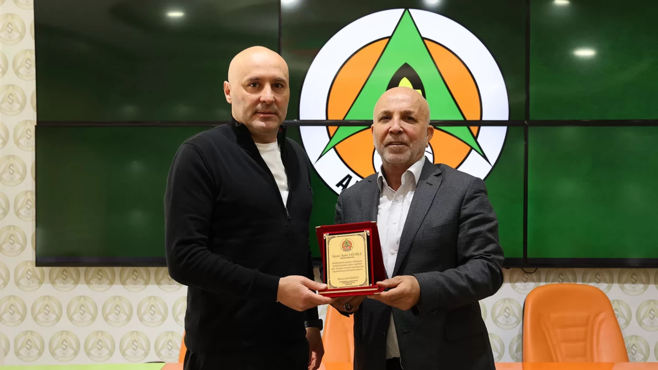 Alanyaspor'da Sami Uğurlu'ya plaketli veda