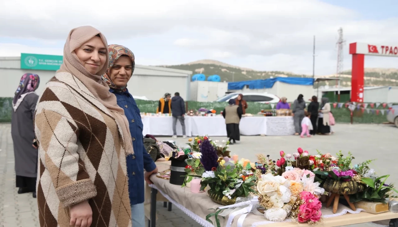 "Eli Yaman" çarşısında depremzede kadınlar el sanatlarını sergiliyor
