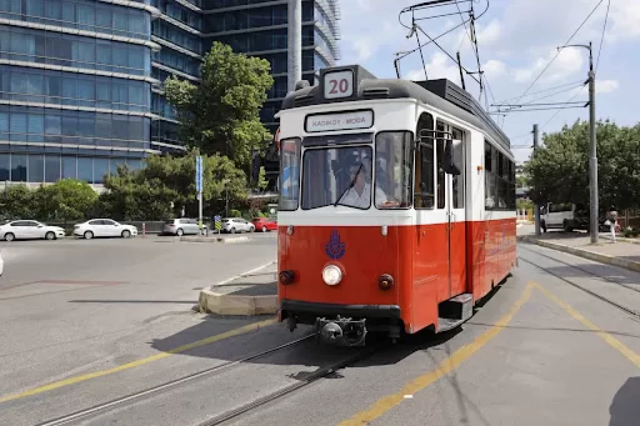 Kadıköy-Moda Tramvay Hattı seferleri güzergahtaki kaza nedeniyle durduruldu