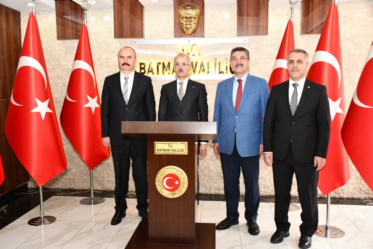 Ulaştırma ve Altyapı Bakanı Uraloğlu, Batman'da ziyaretlerde bulundu