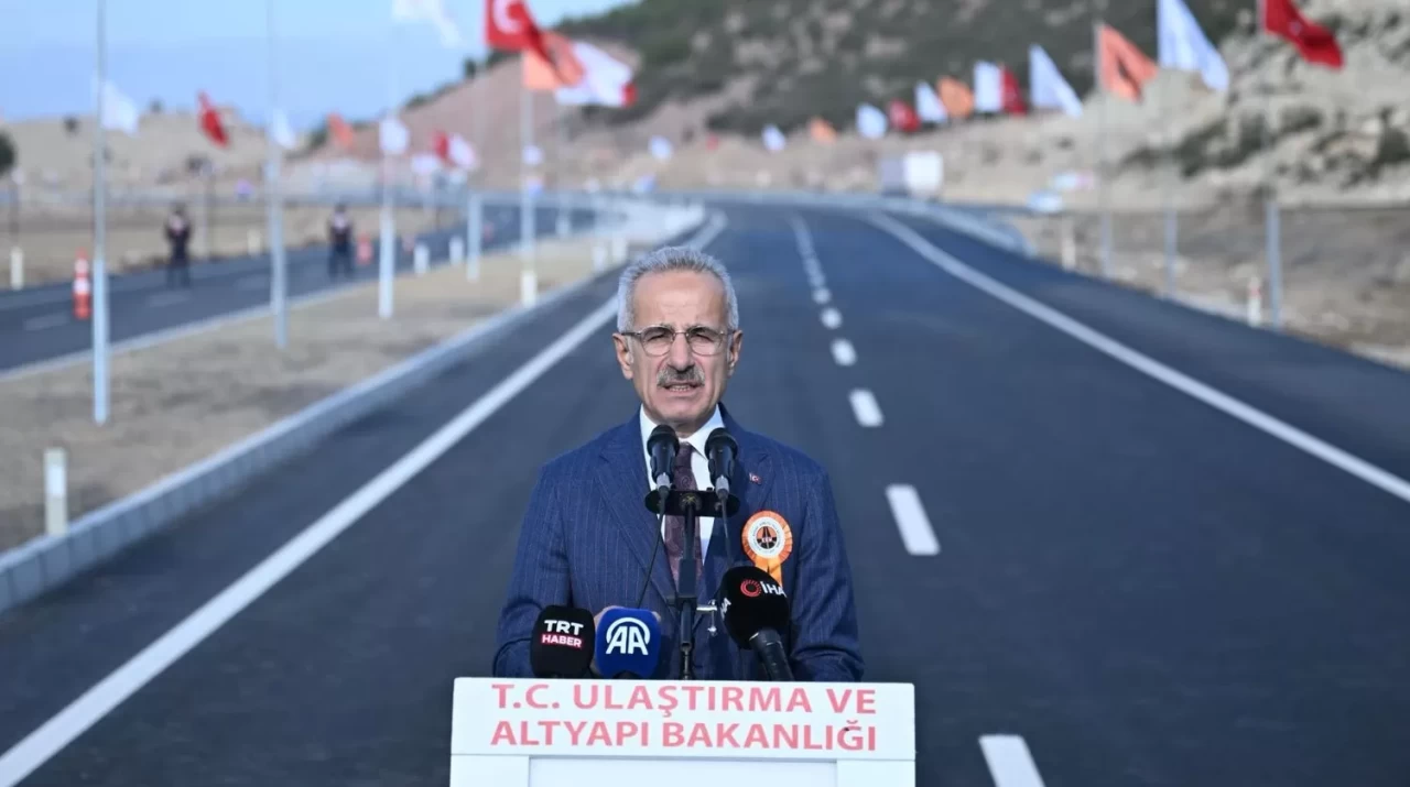 Bakan Uraloğlu duyurdu: Antalya trafiğine 10 köprülü çözüm…