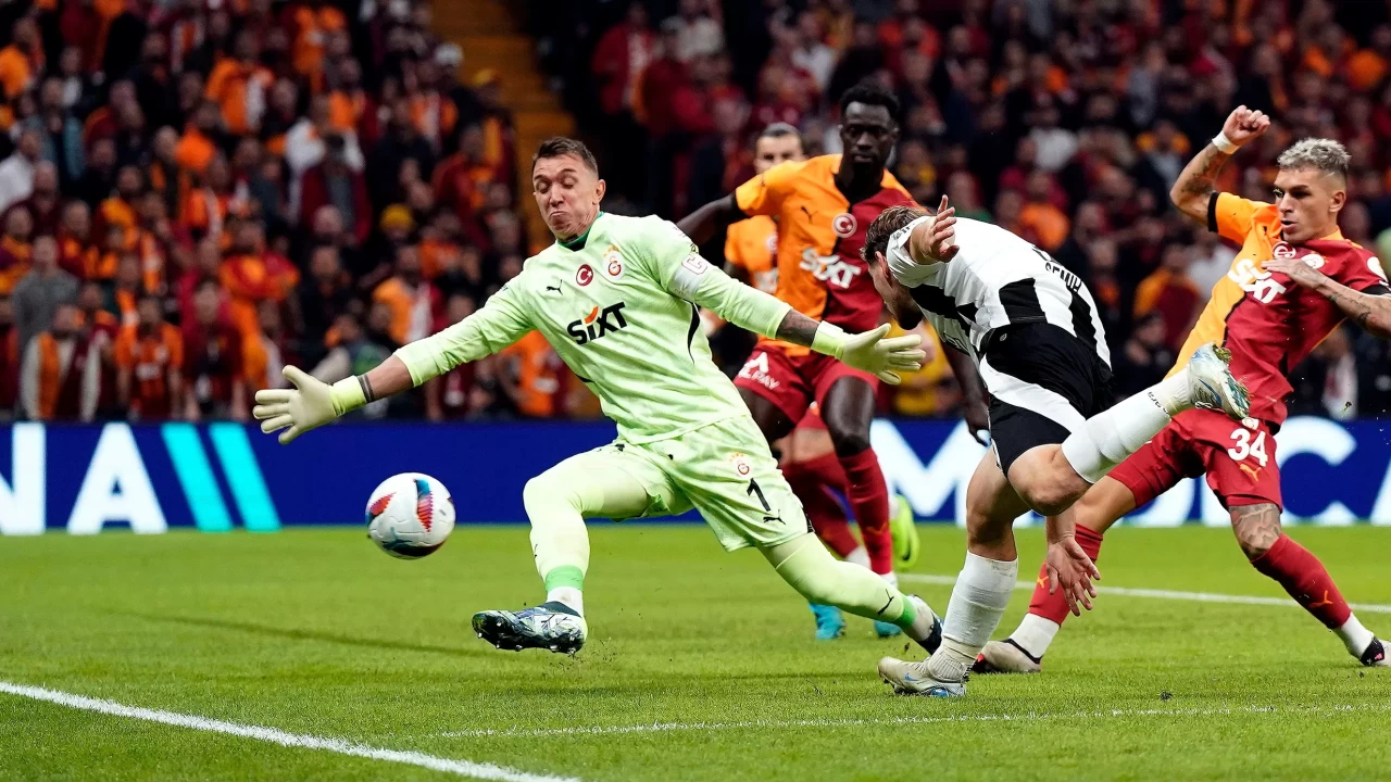 Galatasaray’da Fernando Muslera, derbilerinin en deneyimlisi