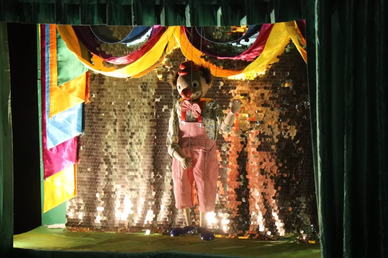 Sakarya'da Kütüphane Haftası coşkusu: Öğrenciler roman kahramanlarını sahneye taşıdı!