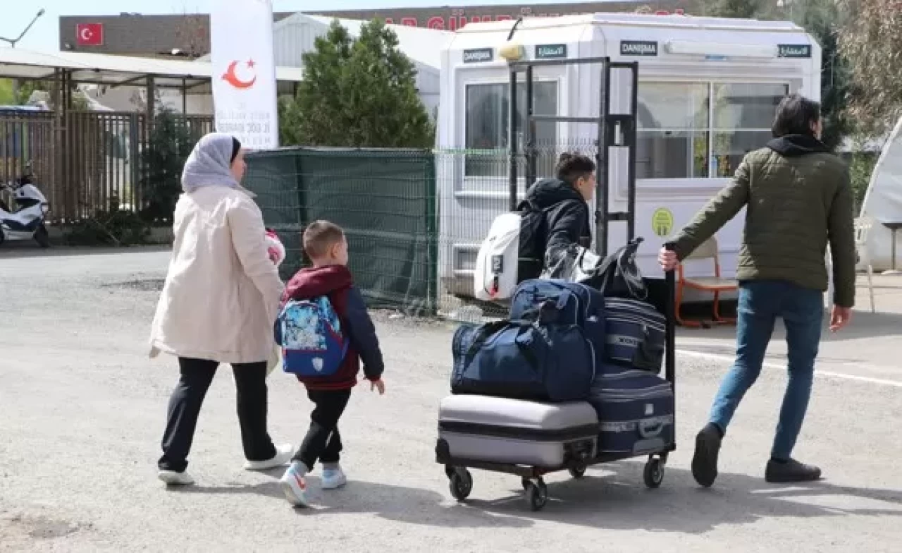 Suriyeliler bayramı yıllar sonra ülkelerinde kutlayacak olmanın mutluluğunu yaşıyor
