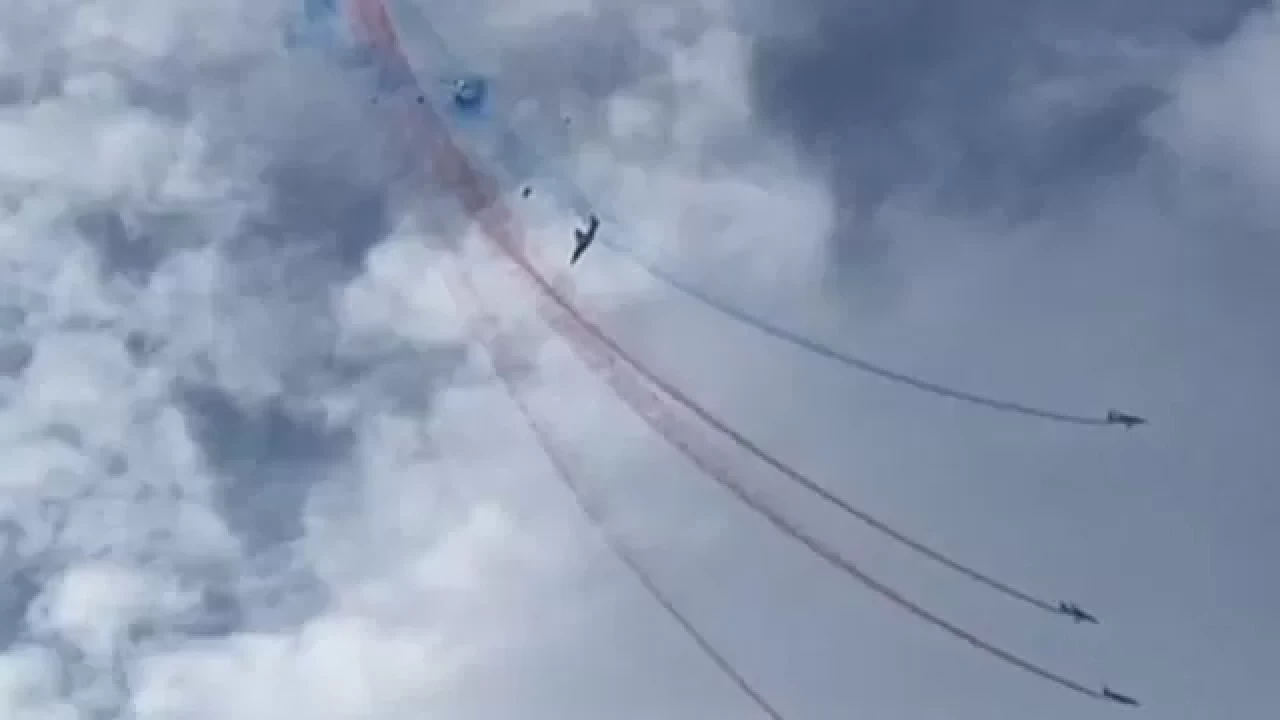 Fransa'da gösteri provası uçuşu yapan iki jet havada çarpıştı