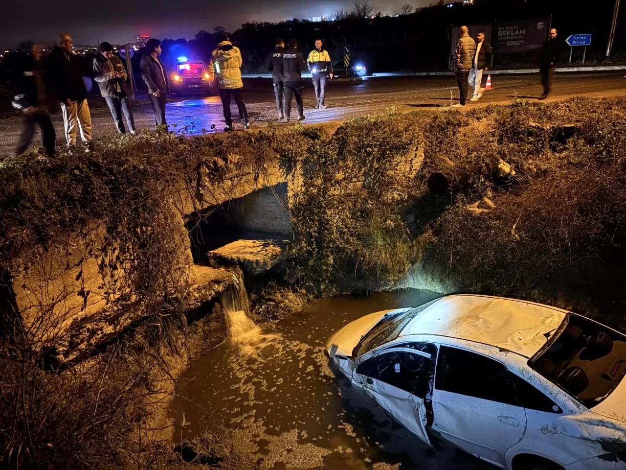 Sinop'ta feci kaza: Su kanalına devrilen otomobilde 4 yaralı
