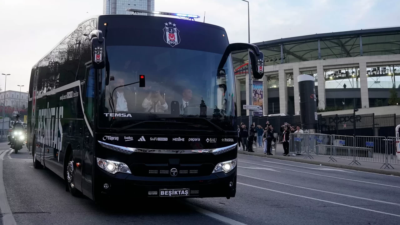 Beşiktaş kafilesi, Galatasaray derbisi için Tüpraş Stadyumu’na ulaştı