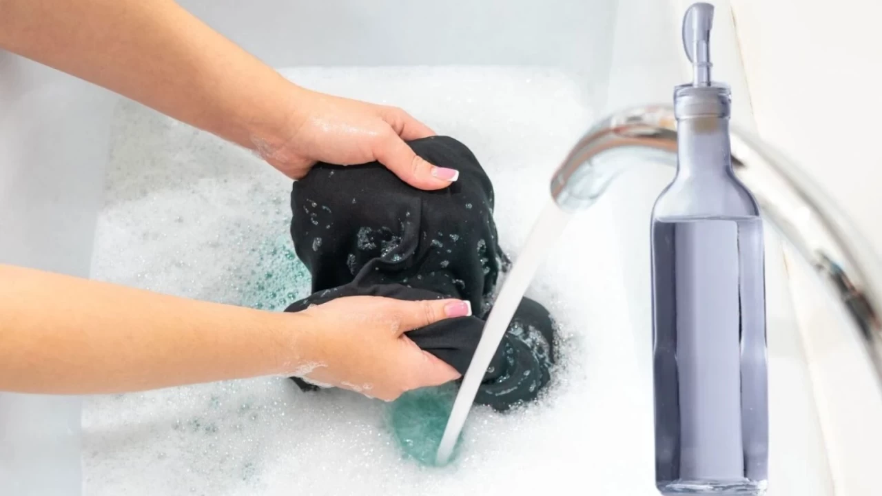 Siyah kıyafetleriniz soldu mu? Bu yöntemle yeniden parlayacak!