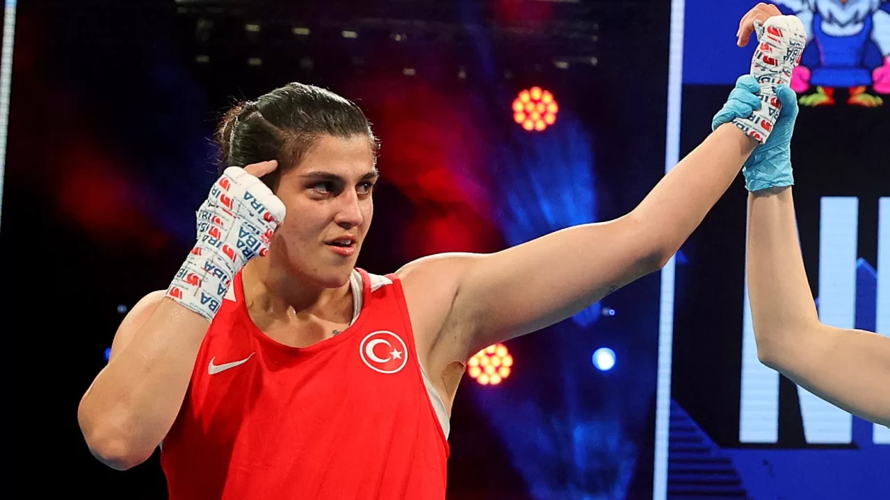 Milli boksör Buse Naz Çakıroğlu, Kadınlar Dünya Boks Şampiyonası’nda gümüş madalya kazandı
