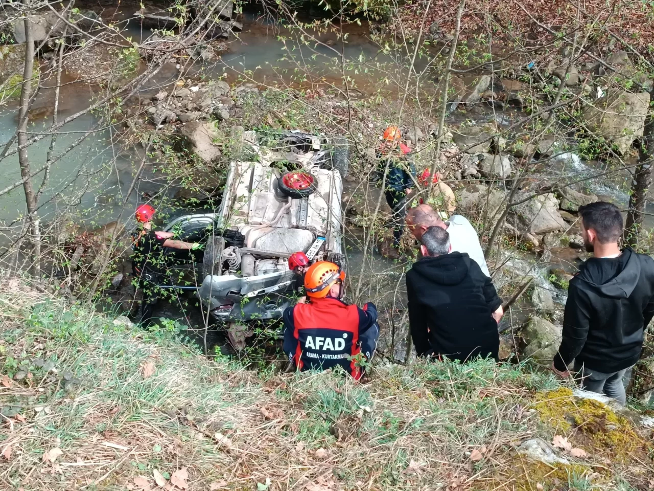 Düzce Yığılca'da otomobil dere yatağına devrildi: 4 kişi yaralandı