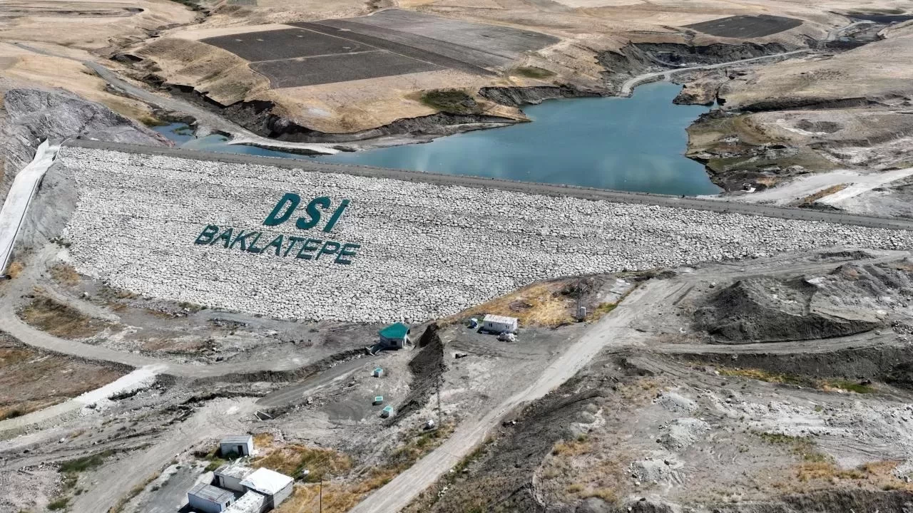 Yapımı tamamlanan yer altı barajı ve göletlerle binlerce hektar arazi suya kavuştu