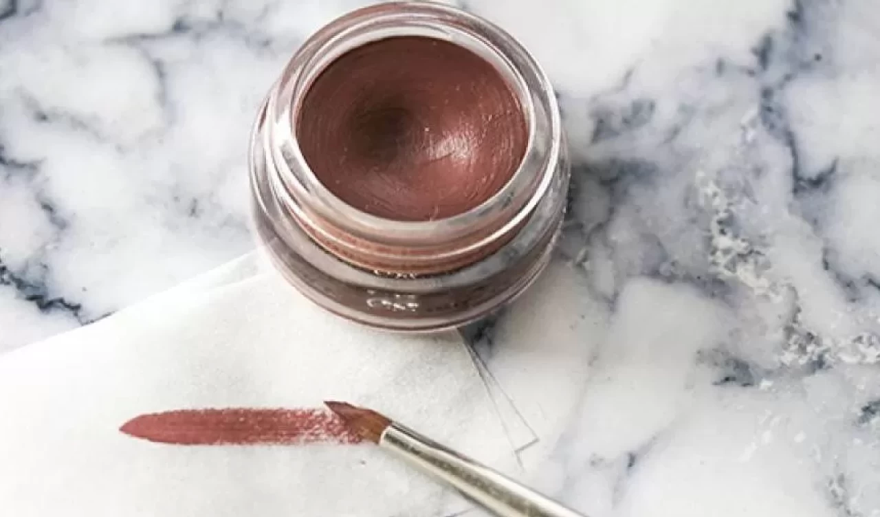 Evde doğal ve ekonomik ruj yapımı