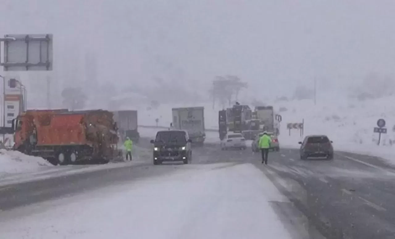Erzincan'da kar yağışı hayatı felç etti!