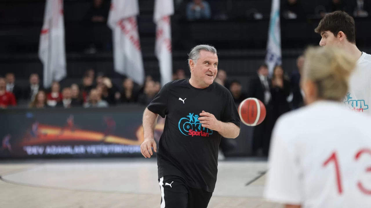 Gençlik ve Spor Bakanı Dr. Osman Aşkın Bak, gösteri maçında parkeye çıktı