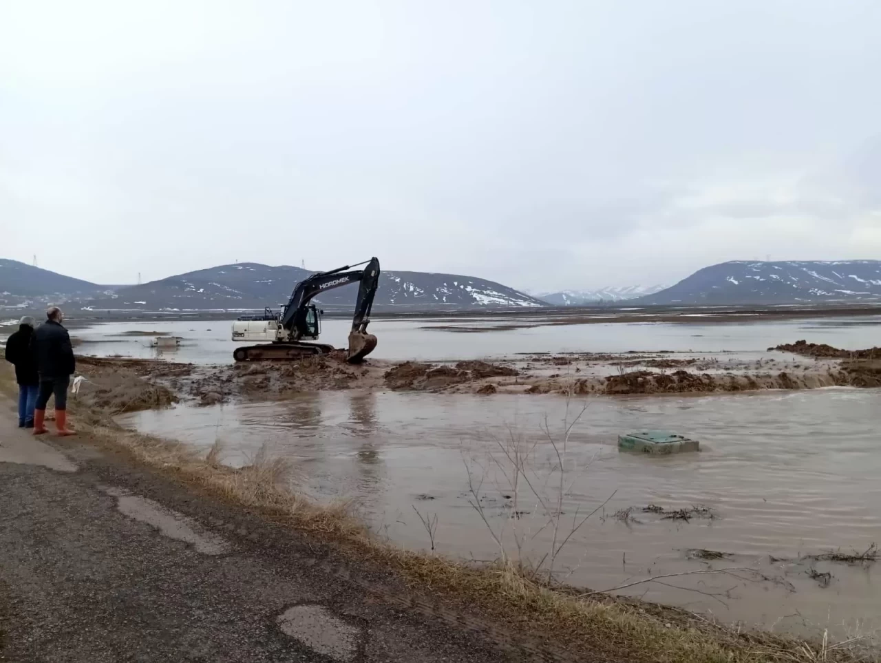 Bayburt'ta sağanak yağış taşkınlara neden oldu, köy yolları kapandı