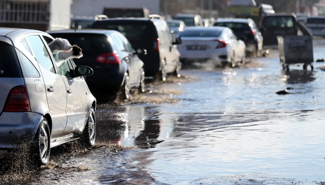 Ardahan'da karların erimesi, yolları göle çevirdi