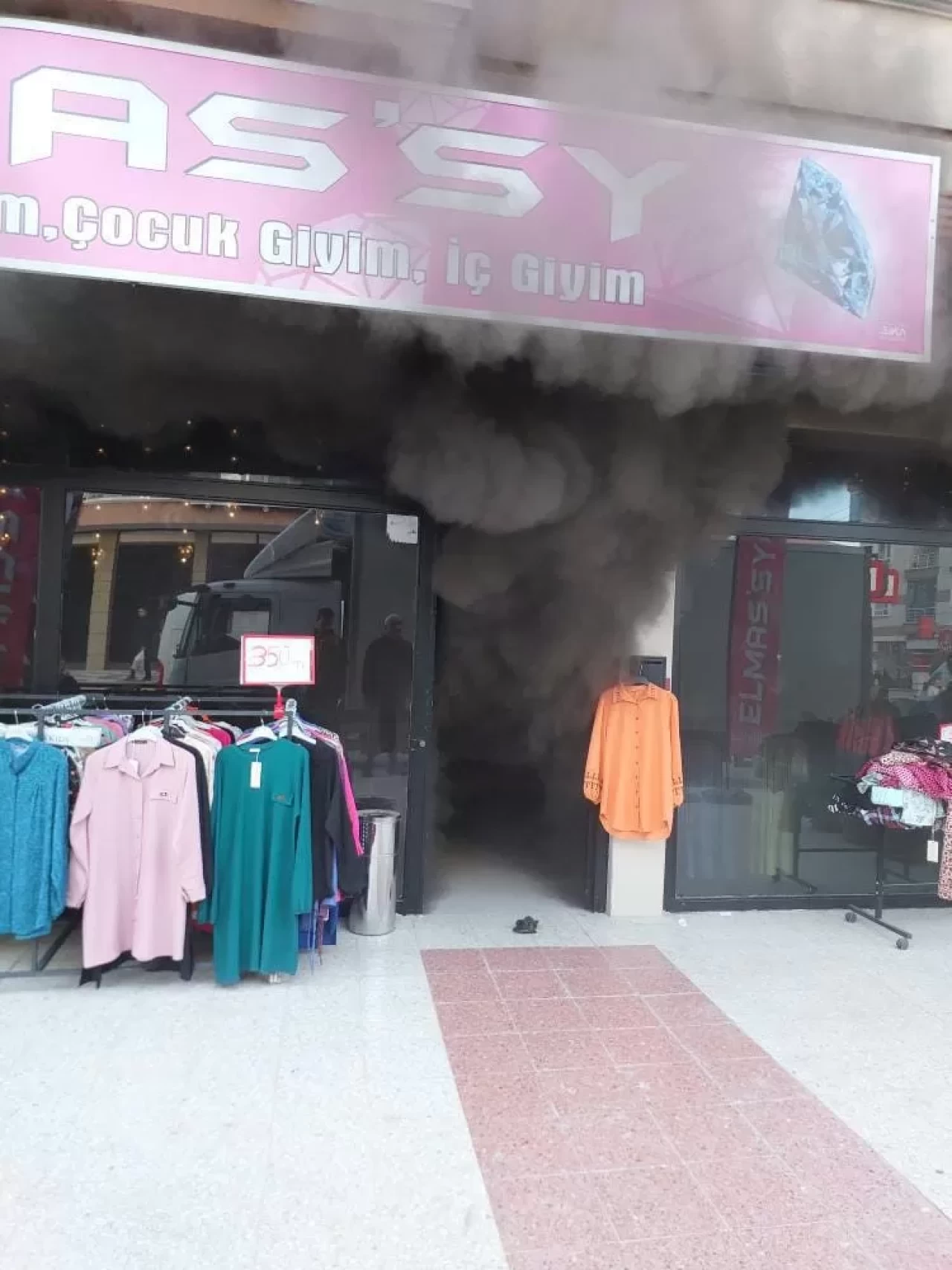Ankara’da giyim mağazasında yangın