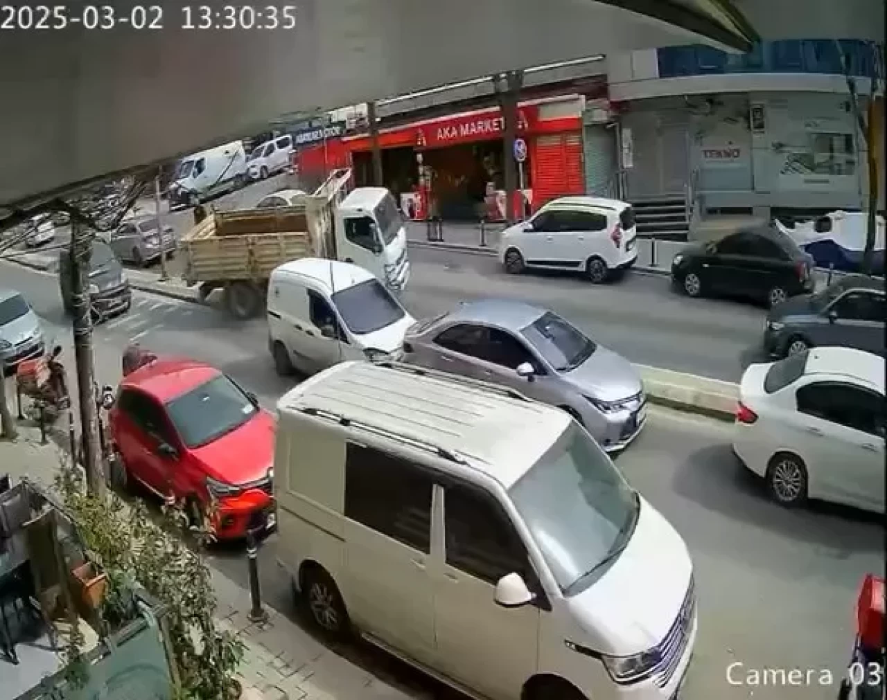 Avcılar’da aniden yavaşlayan trafikte duramayan kamyona 3 araca çarptı