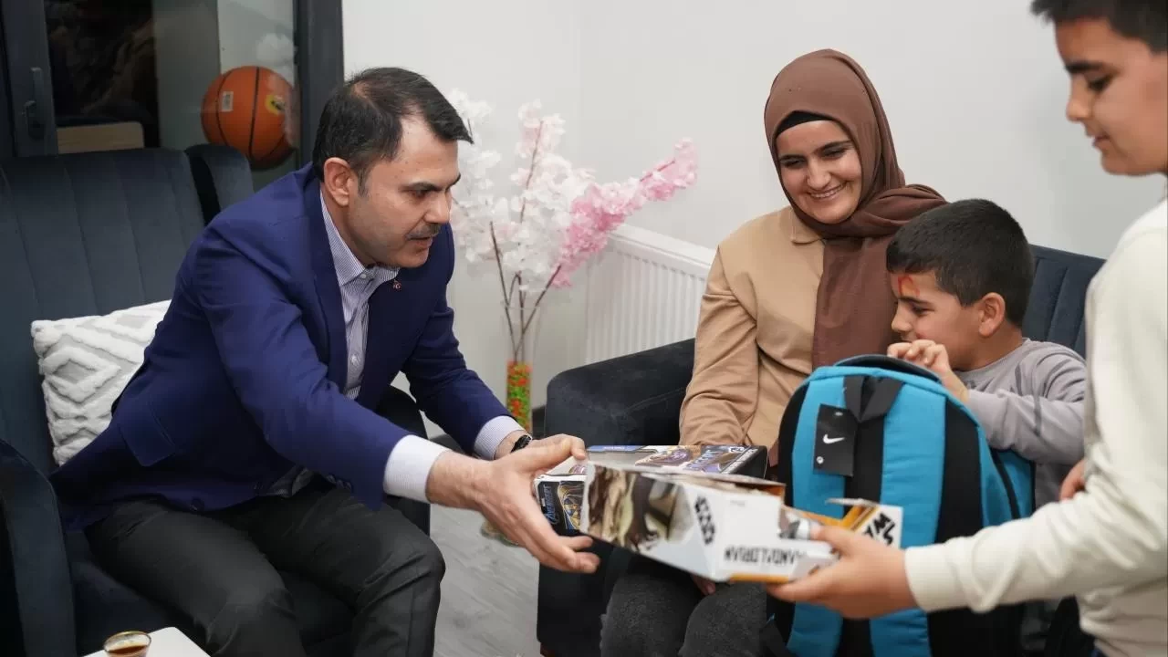 Bakan Kurum Hatay’da depremzede ailenin yeni evine misafir oldu