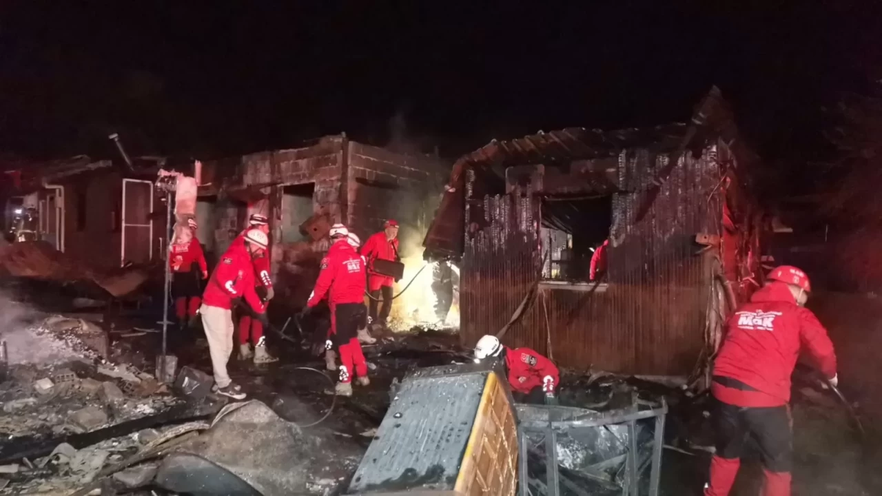 Bursa Mudanya'da yangın: 18 ahşap baraka zarar gördü