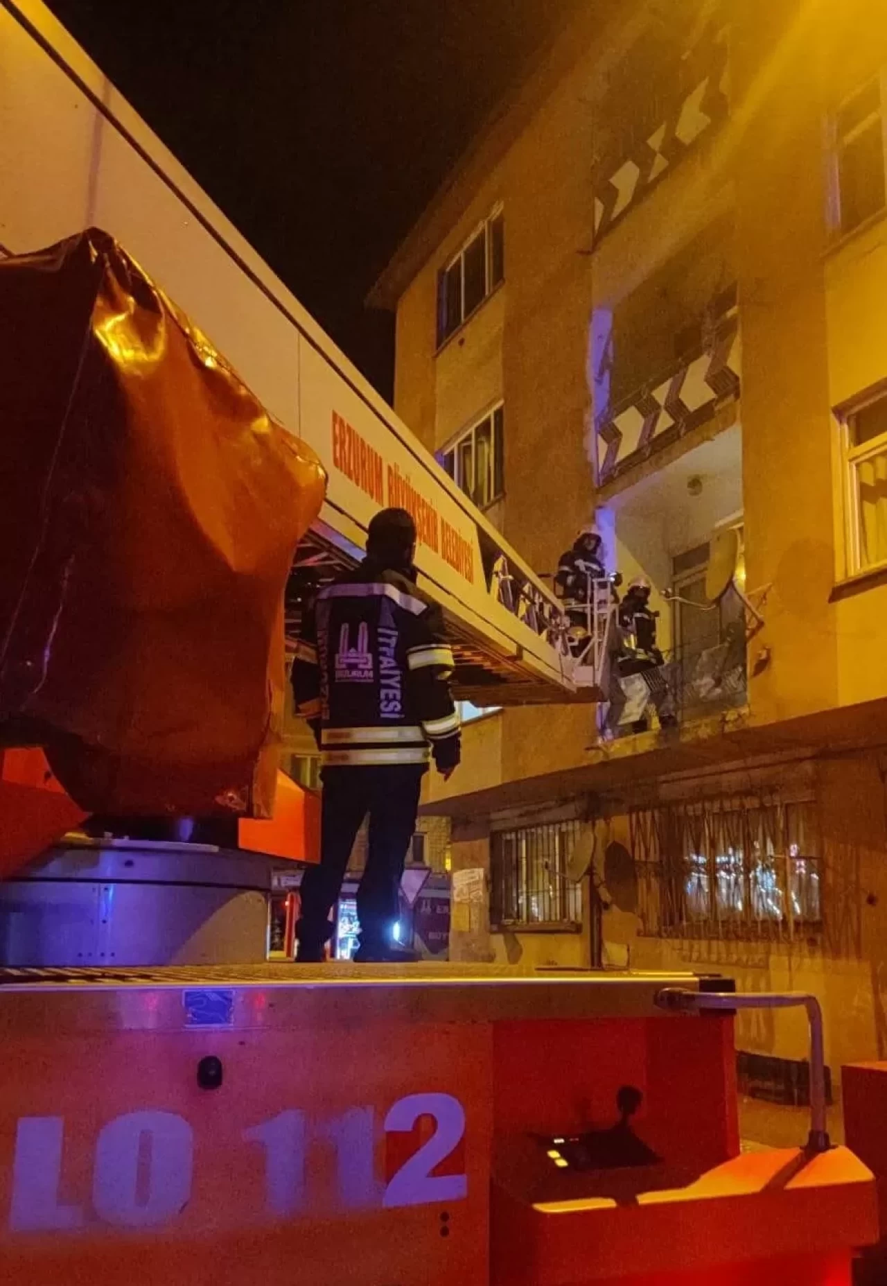 Erzurum'da, apartmanda çıkan yangında 10 kişi dumandan etkilendi