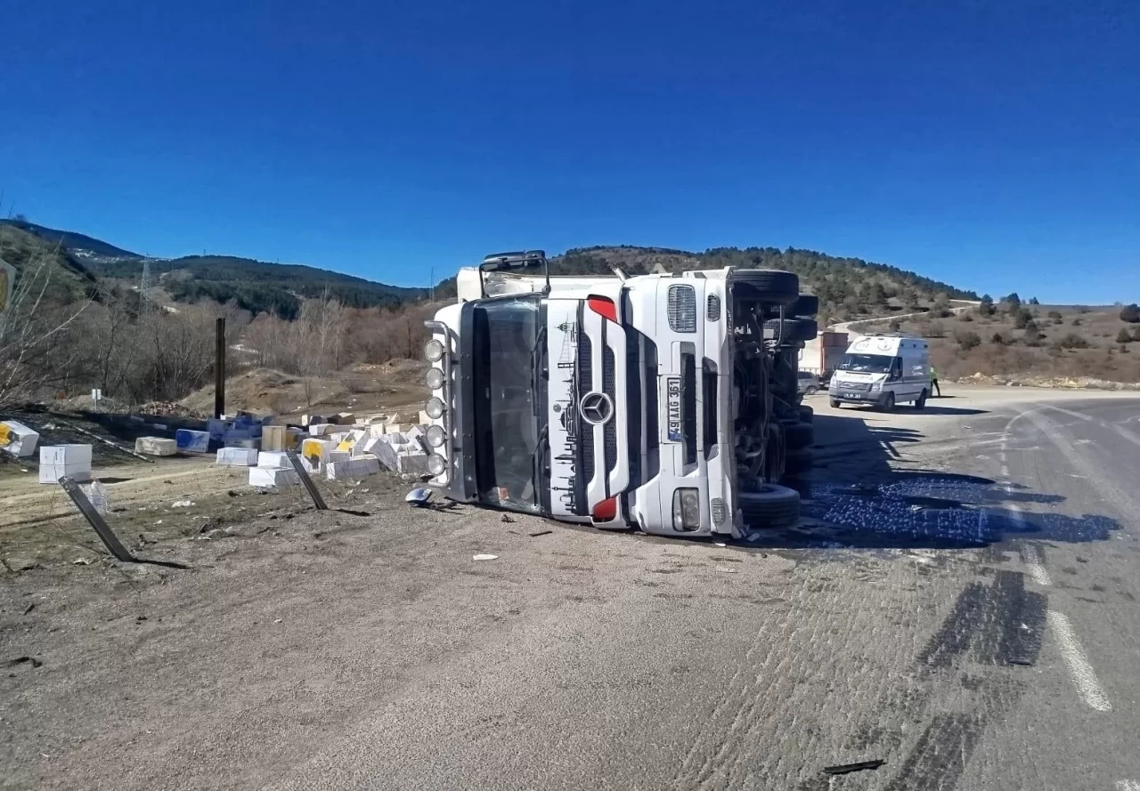 Çankırı'da devrilen tırın sürücüsü yaralandı