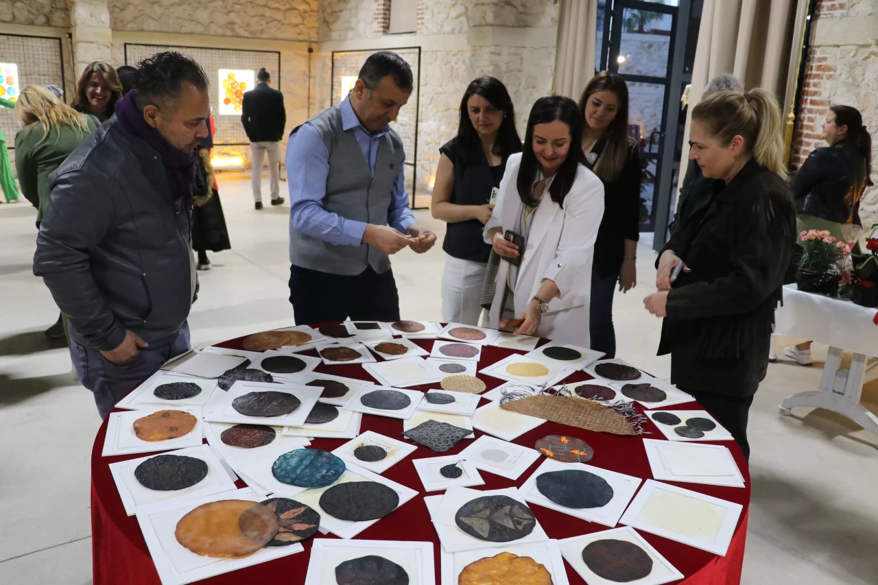 Kullanılmış çaydan elde edilen "vegan deri" eserler, ÖZ sergisinde tanıtıldı