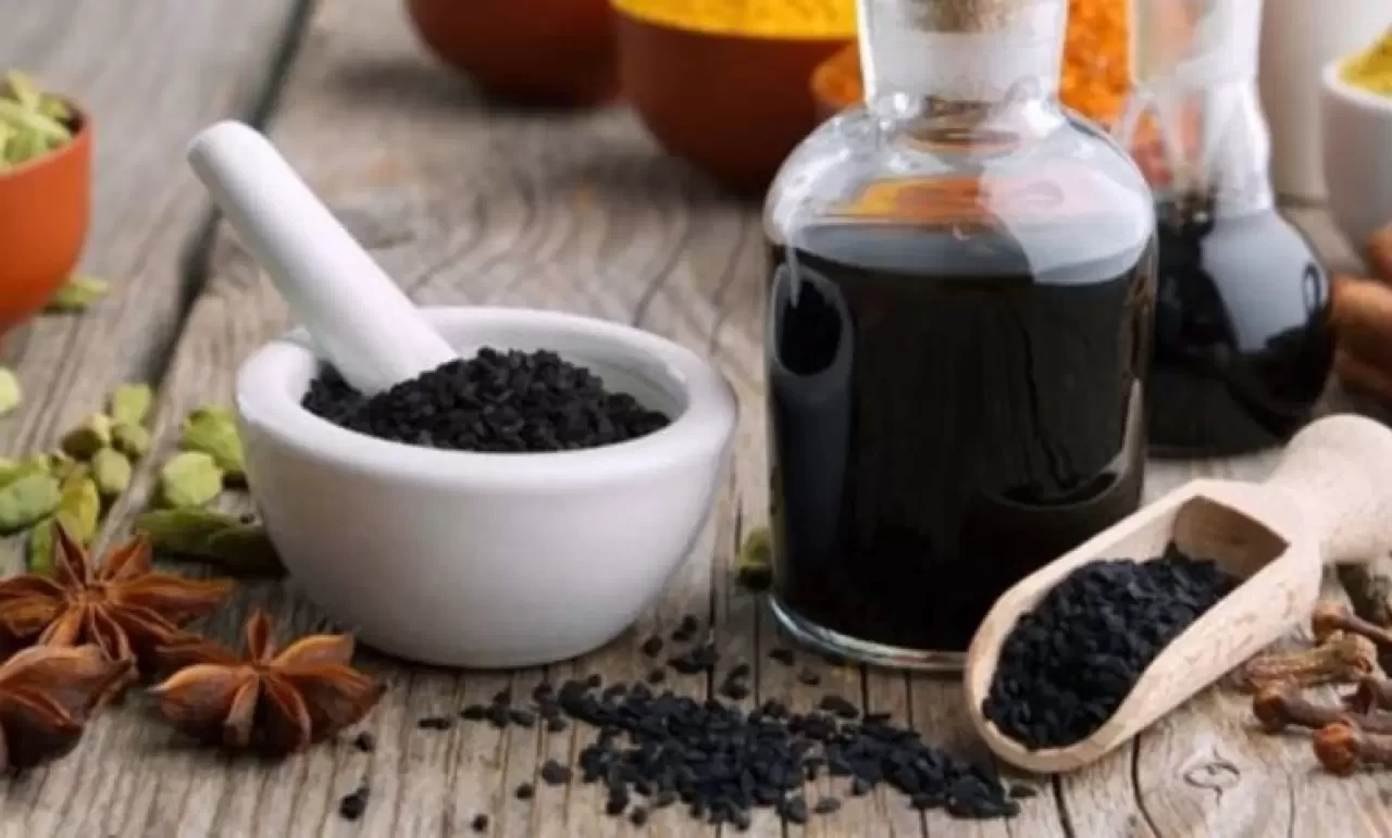 Çörek Otu Yağının Saçlara Faydası: Saç Dökülmesini Engeller mi?