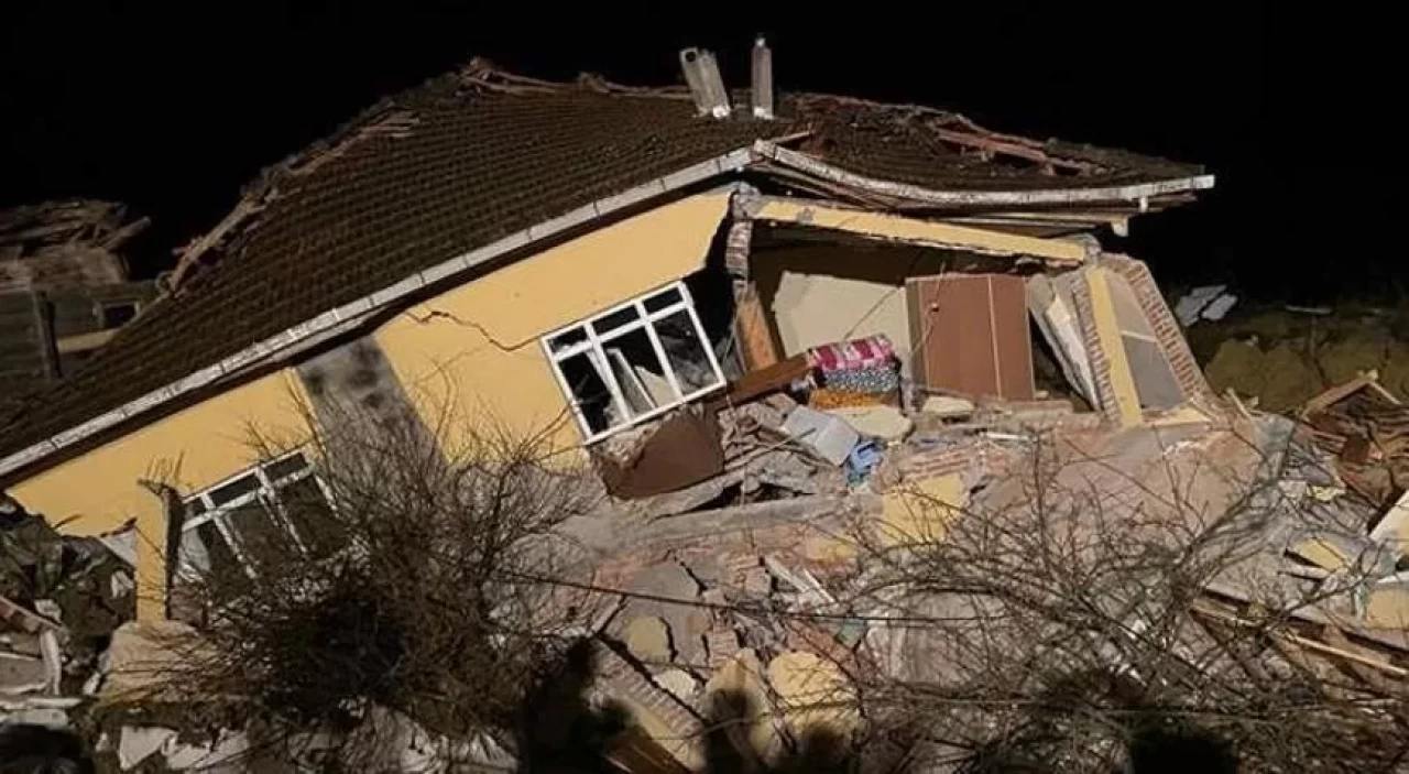 Sinop'ta kabus dolu gece! 3 ev heyelanda yıkıldı, yaralılar var