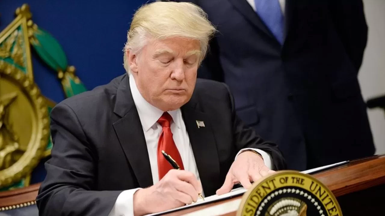 Trump'tan flaş karar: İthal otomobillere yüzde 25 gümrük vergisi!