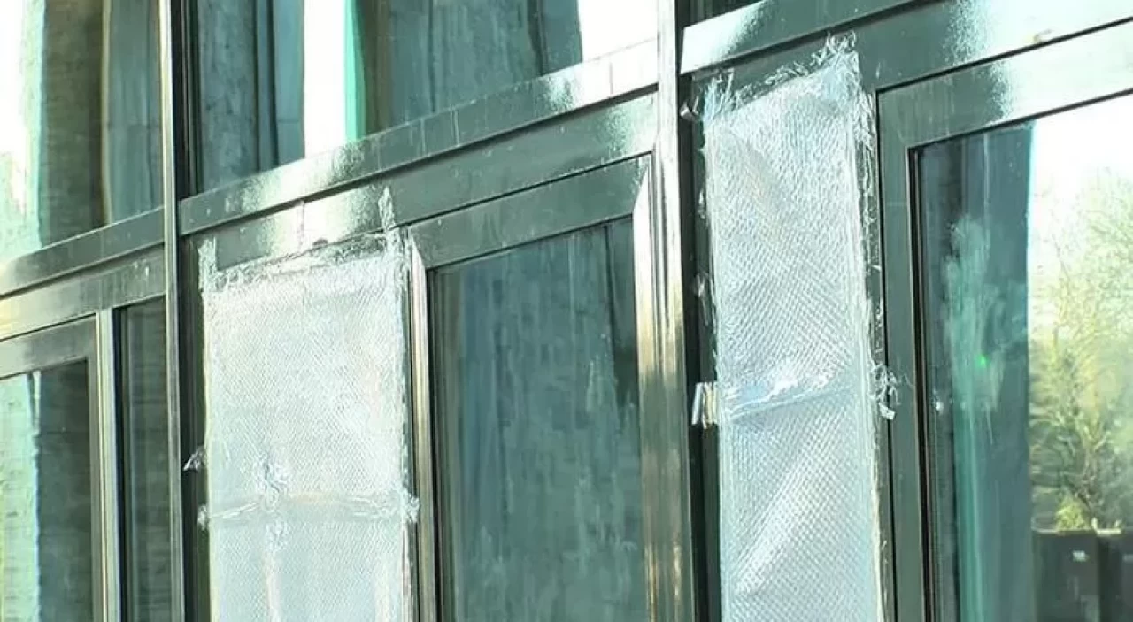 İBB binasında kırılan camlar naylon ile kapatıldı