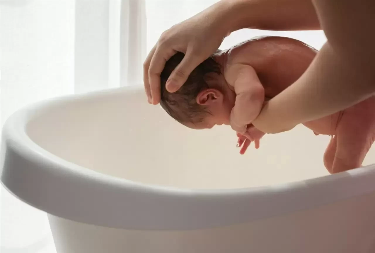Yeni doğan bebeğinizi yıkarken dikkat etmeniz gereken 5 kritik ipucu!