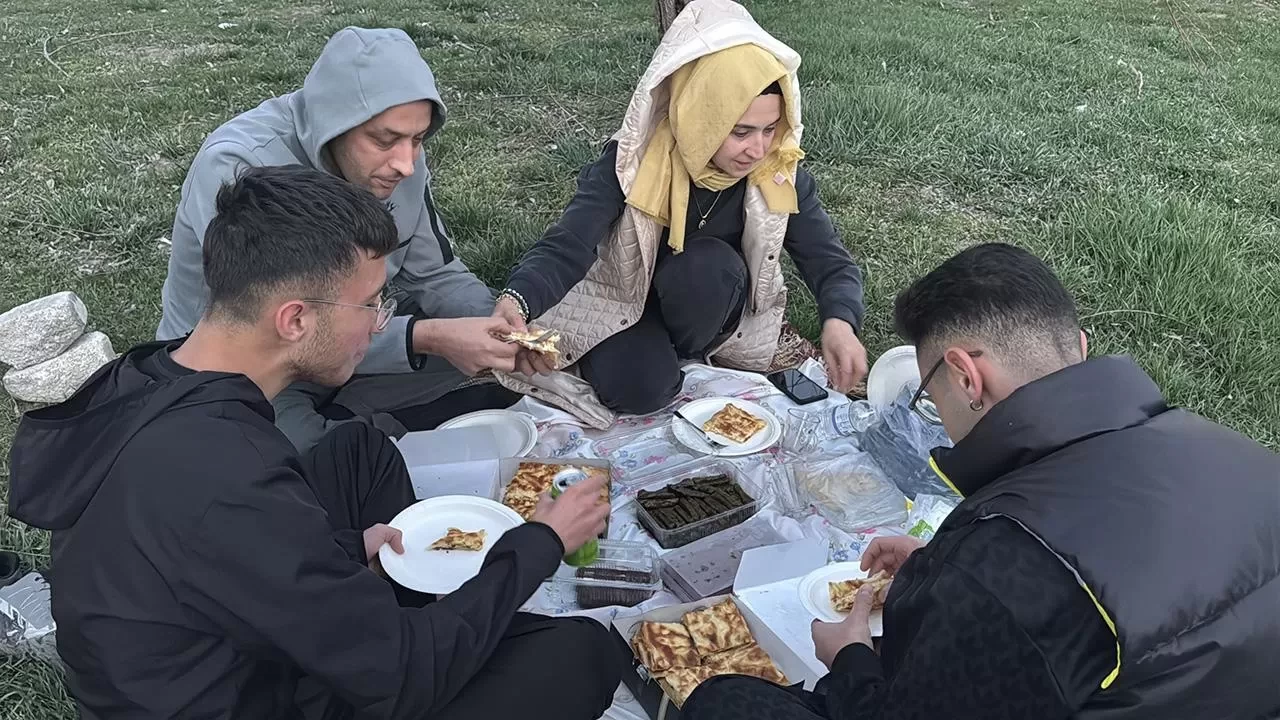 Bayram tatili için yola çıkan vatandaşlar iftarlarını yolda yaptı