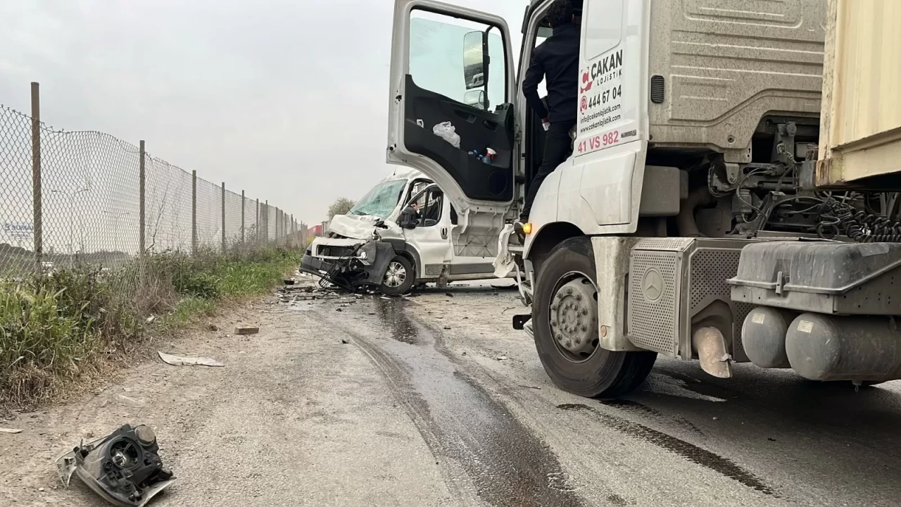 Kocaeli D-100'de kaza! Servis minibüsü ve tır çarpıştı, 8 yaralı