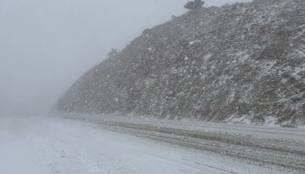Antalya’nın yüksek kesimlerinde kar yağışı ve tipi etkili oluyor